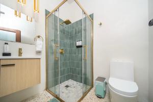 Room 12 Sunlit Balcony Stay Near Calle Cerra的一间浴室