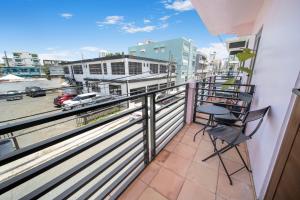 Room 12 Sunlit Balcony Stay Near Calle Cerra的阳台或露台
