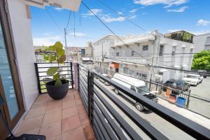 Room 12 Sunlit Balcony Stay Near Calle Cerra的阳台或露台