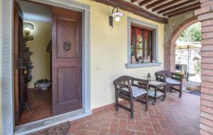 Amazing Home In Cortona的庭院或其他户外区域