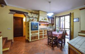 Amazing Home In Cortona的厨房或小厨房