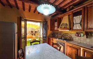Amazing Home In Cortona的厨房或小厨房
