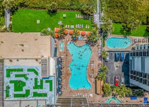 eine Draufsicht auf einen Pool in einem Resort in der Unterkunft Grande Cayman 1BR Penthouse Patio Oceanfront Views in Myrtle Beach + 12 Fotos