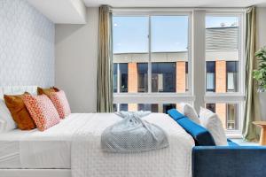 מיטה או מיטות בחדר ב-Floor To Ceiling Windows- Bridge Views - Studio