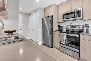 מטבח או מטבחון ב-Floor To Ceiling Windows- Bridge Views - Studio