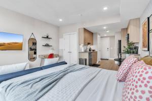 מטבח או מטבחון ב-Floor To Ceiling Windows- Bridge Views - Studio