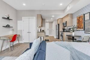 מטבח או מטבחון ב-Floor To Ceiling Windows- Bridge Views - Studio
