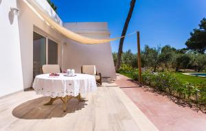 una mesa en el patio de una casa en Oasis Can Picafort, en Can Picafort