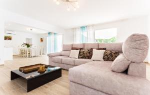 una sala de estar con un sofá y una mesa en Oasis Can Picafort, en Can Picafort