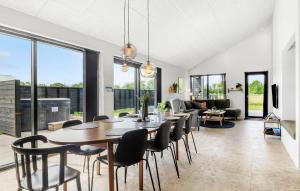 Χώρος καθιστικού στο Cozy Home In Hadsund With Wifi
