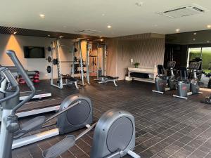 un gimnasio con varias cintas de correr y máquinas en él en Cartagena Serena del mar Morros IO, en Cartagena de Indias