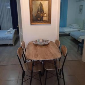 Una mesa y sillas de madera en una habitación. en Quite Bedroom for 2, in center of Split, overnight stay, en Split