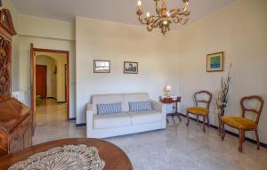 un soggiorno con un divano e un tavolo di Nice Apartment In Rapallo With Wifi a Rapallo
