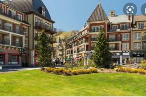 un parco di fronte a un grande edificio di Freshly Upgraded Cozy Loft @ North Creek Resort a Blue Mountains