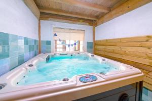 jacuzzi en una habitación con techo de madera en Ganghwa Izba Pension, en Incheon 17 fotos más