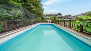 una piscina en una casa con valla en Ganghwa Izba Pension, en Incheon