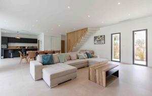SabletにあるAmazing Home In Sabletのソファとテーブルのあるリビングルーム