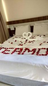 ein Bett mit roten Rosen darüber in der Unterkunft Lacqua diRoma - Piscina de Ondas Exclusiva in Caldas Novas + 123 Fotos
