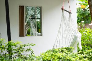 una rete bianca appesa fuori da una casa di Dogsheltercafepalomino a Palomino