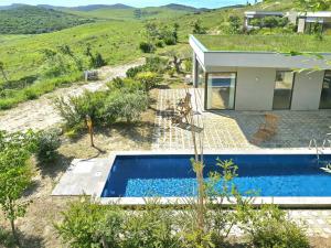 Bazén v ubytování Holiday Home in Kepi i Rodonit near Beach nebo v jeho okolí