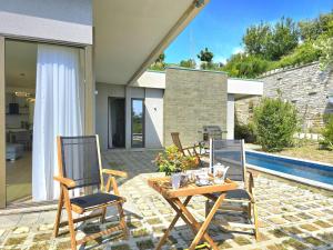 Bazén v ubytování Holiday Home in Kepi i Rodonit near Beach nebo v jeho okolí