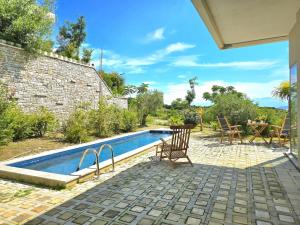 Bazén v ubytování Holiday Home in Kepi i Rodonit near Beach nebo v jeho okolí
