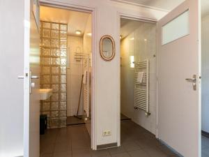 un baño con lavabo y espejo en Holiday Home in Vrouwenpolder near Beach, en Vrouwenpolder 23 fotos más