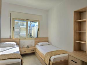 Ένα ή περισσότερα κρεβάτια σε δωμάτιο στο Apartment in Gjiri Lalzit near Elements Beach +21 φωτογραφίες
