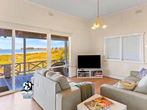 TV a/nebo společenská místnost v ubytování Absolute Beachfront 3BR 2BA Home w/ Beach Track