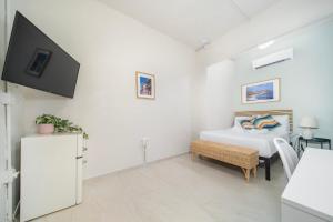 Voodi või voodid majutusasutuse Room 15 Skyline Sips & Santurce Charm toas