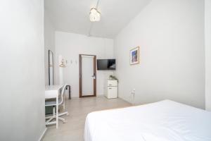 Televiisor ja/või meelelahutuskeskus majutusasutuses Room 15 Skyline Sips & Santurce Charm