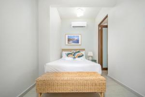 Voodi või voodid majutusasutuse Room 15 Skyline Sips & Santurce Charm toas