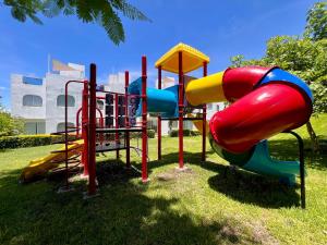 un parc avec une aire de jeux avec un toboggan dans l'établissement Casa Colibri Teques, à Tequesquitengo
