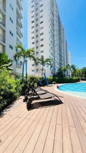 Πισίνα στο ή κοντά στο SolAzur Staycation SMDC South Residences Las Piñas with 100MBPS Wifi &NETFLIX &BAR STATION &CITY LIGHTS VIEW