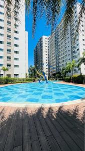 Πισίνα στο ή κοντά στο SolAzur Staycation SMDC South Residences Las Piñas with 100MBPS Wifi &NETFLIX &BAR STATION &CITY LIGHTS VIEW