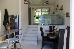 une cuisine et une salle à manger avec une table et des chaises dans l'établissement Casa Colibri Teques, à Tequesquitengo