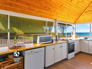 Kuchyň nebo kuchyňský kout v ubytování Absolute Beachfront 3BR 2BA Home w/ Beach Track + 22 fotografií