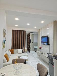 タンジェにあるCasa Barcelona luxury apartmentsのソファとテーブルのあるリビングルーム