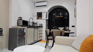 タンジェにあるCasa Barcelona luxury apartmentsのリビングルーム(キッチン、テーブル、椅子付) +26枚の写真