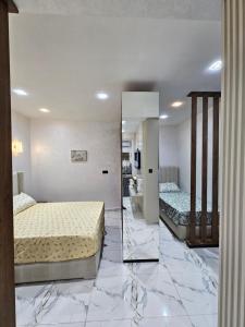 タンジェにあるCasa Barcelona luxury apartmentsのベッド2台と鏡のある寝室