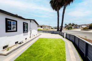 a yard of green grass next to a house at Exotic home Cumberland street by sdstay in San Diego