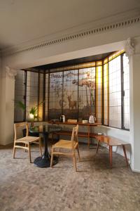 Una habitación con una mesa y sillas y una ventana. en Hotel Livin Condesa, en Ciudad de México