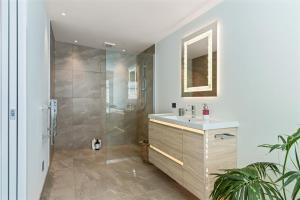 une salle de bain avec lavabo et douche dans l'établissement Island Views - Waihi Beach Holiday Home, à Waihi Beach 29 autres photos