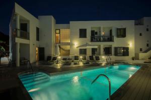 Bazén v ubytování Hotel La Posada De Paco - Spa & Adults Friendly nebo v jeho okolí
