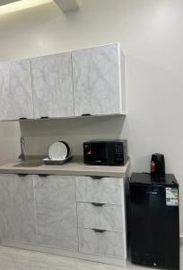 Η κουζίνα ή μικρή κουζίνα στο شقة بتصميم أنيق بصالة وغرفة نوم