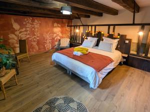 una camera da letto con un letto grande in una stanza di Évasion Bien-Être à Ray-sur-Saône - FR-1-583-389 a Ray-sur-Saône