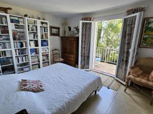 Postel nebo postele na pokoji v ubytování Villa familiale aux Issambres, piscine, animaux acceptés - FR-1-768-121 + 13 fotografií