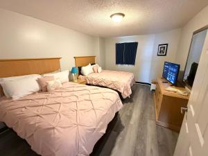 默特尔比奇Paradise Resort的有两张床和一台电视的酒店房间 更多32张照片