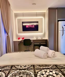 Postel nebo postele na pokoji v ubytování Lindo Studio Com Estacionamneto e Piscina