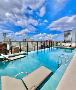 a swimming pool on the roof of a building at ELEGANtE, Studio Amplo e aconchegante in Curitiba